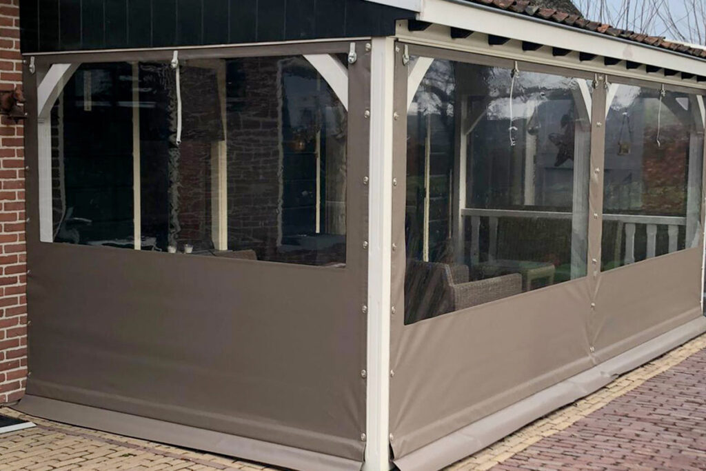 Verandazeil vast maken