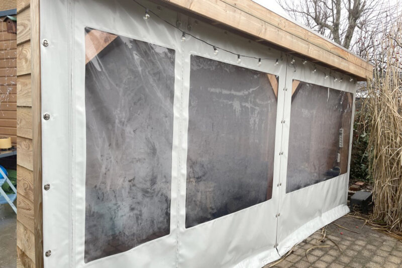 Hoe maak je een zeildoek vast aan een overkapping