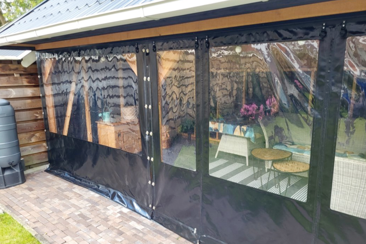 Waar kun je een verandazeil laten maken? Zo vind je de juiste partij voor jouw maatwerk