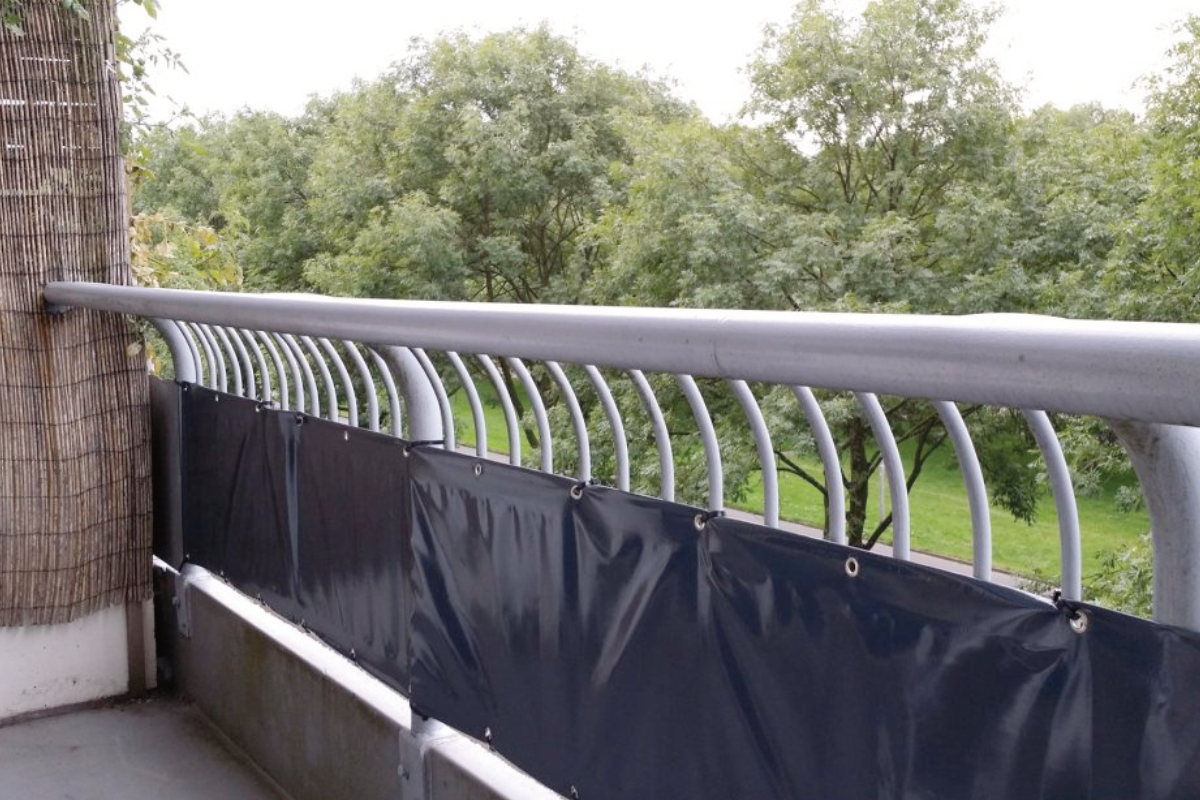 Zelf een balkondoek plaatsen: zo pak je het slim en veilig aan