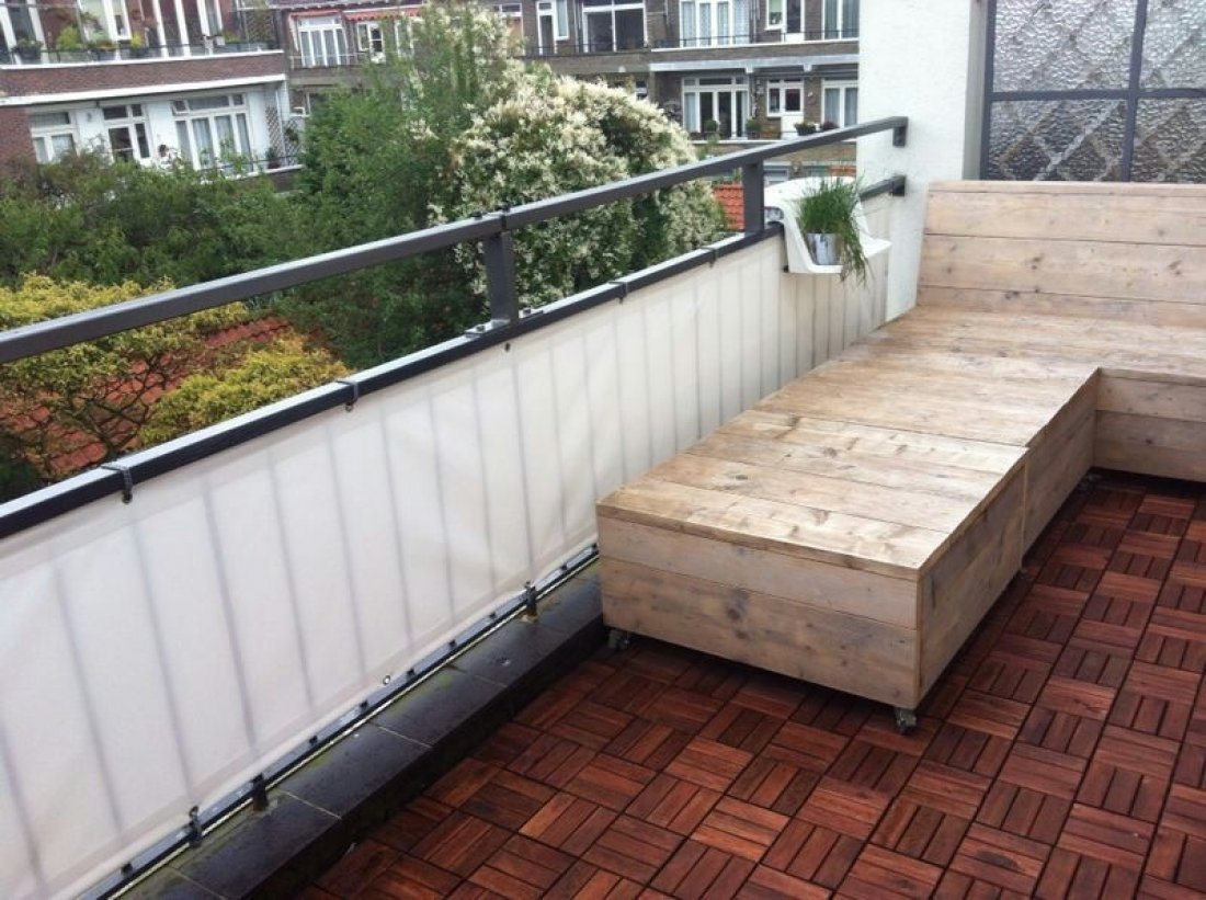 Balkondoek op maat gemonteerd op een galerijbalkon