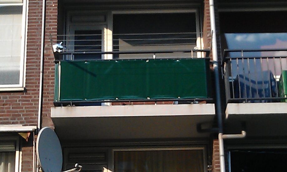 Balkondoek op een hoog gelegen balkon in een flatgebouw