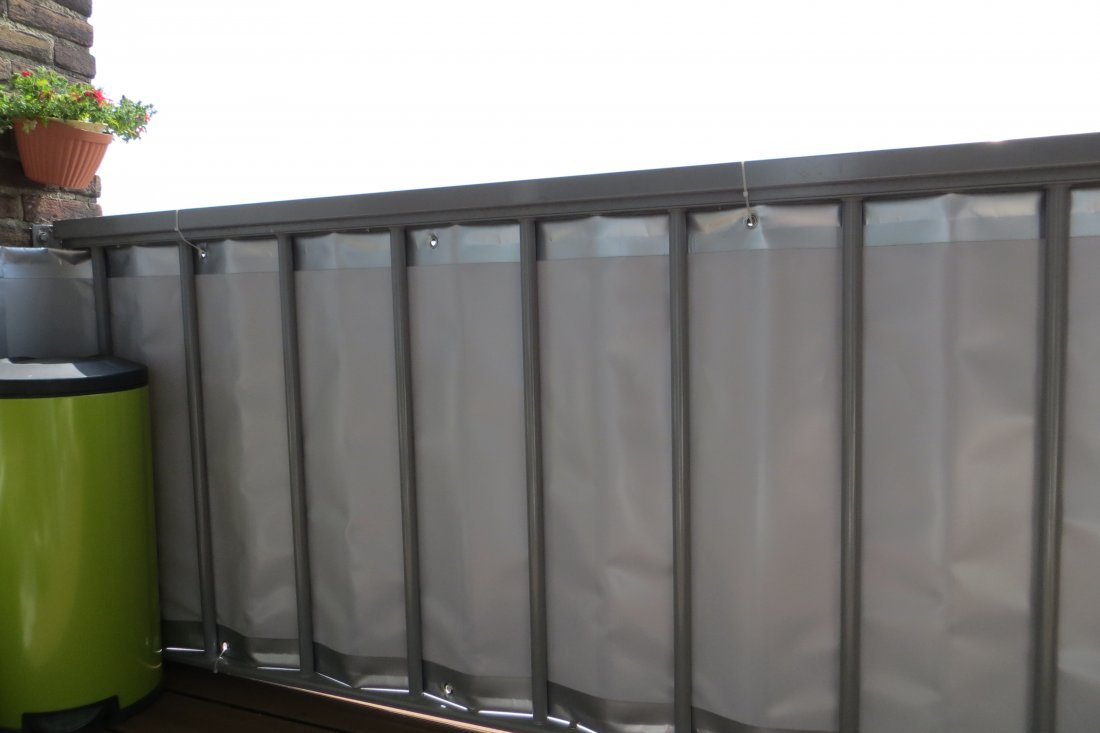 Balkondoek op een balkon met zicht op de omgeving