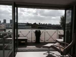 Balkondoek op maat gemonteerd op een balkon