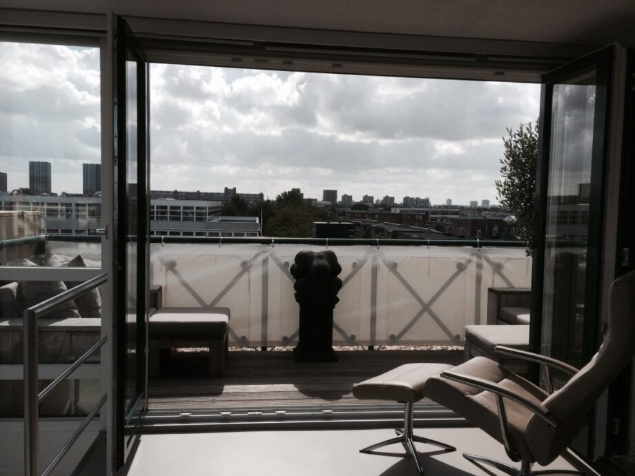 Balkondoek op maat gemonteerd op een balkon