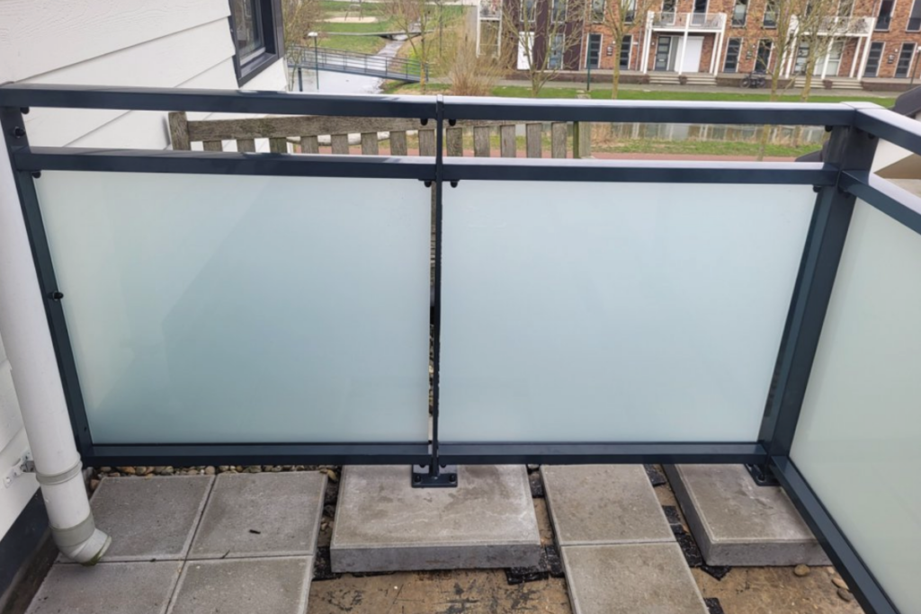 Glazen balustrade met matglas