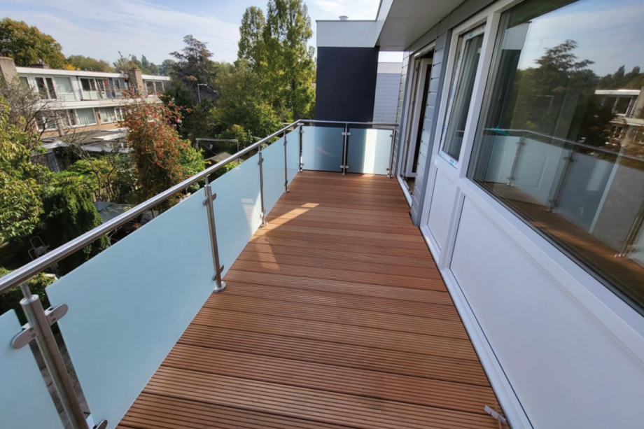 Glazen balustrade met matglas