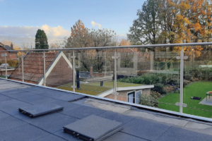 Glazen balustrade op balkon laten plaatsen