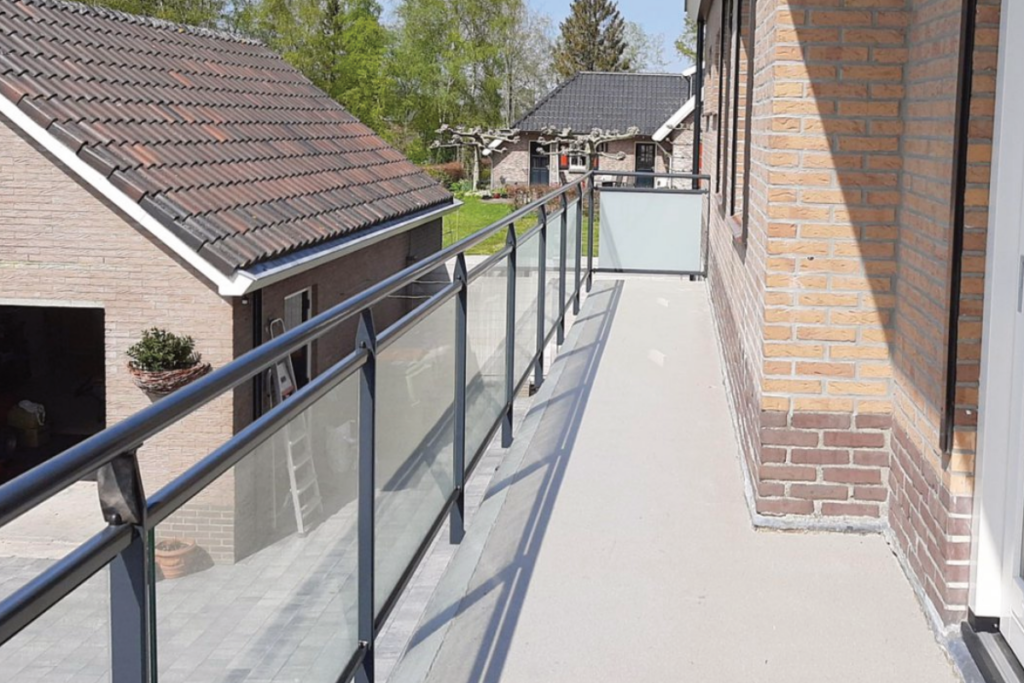 Glazen balustrade op balkon laten plaatsen