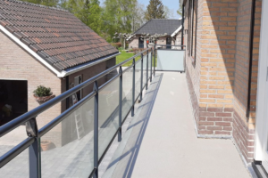 Glazen balustrade op balkon laten plaatsen
