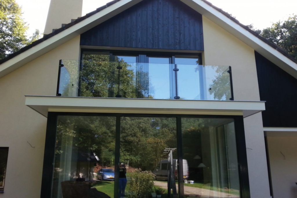 Glazen balustrade voor balkon