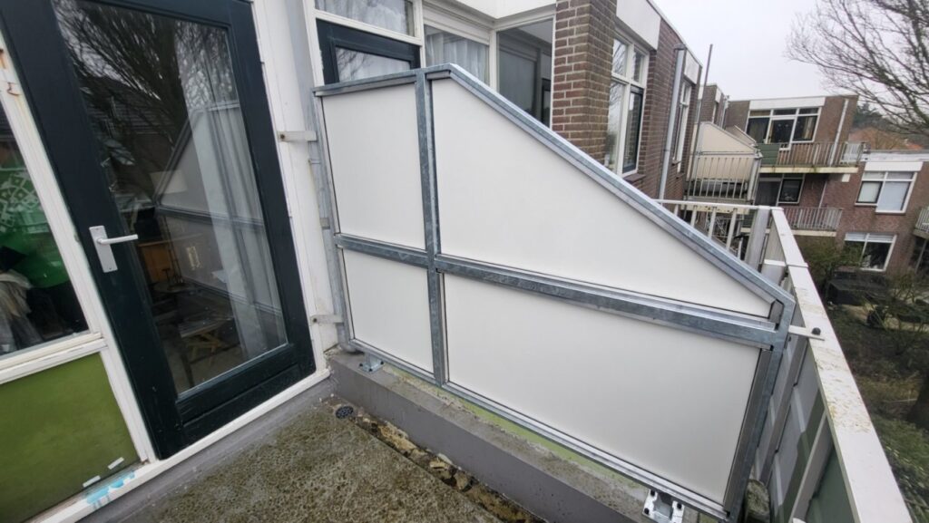 Stalen privacyscherm als stijlvolle afscherming in de tuin