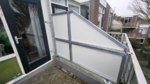 Stalen privacyscherm als stijlvolle afscherming in de tuin