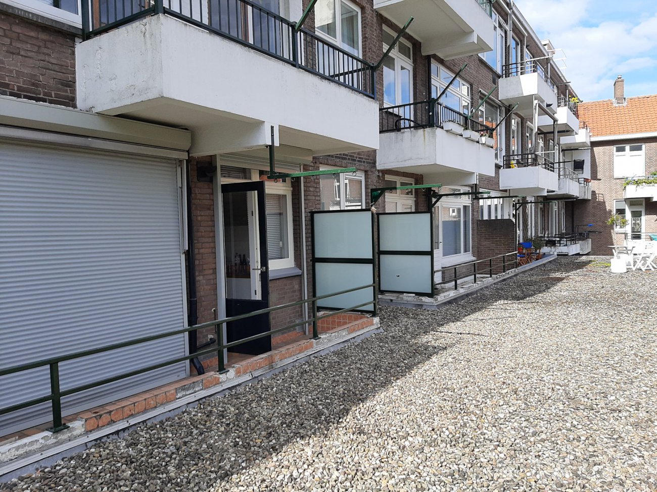 Stalen privacyscherm bij een moderne woning