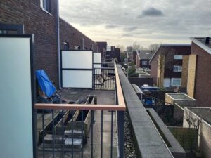 Stalen privacyscherm met twee vakken, stevig geplaatst