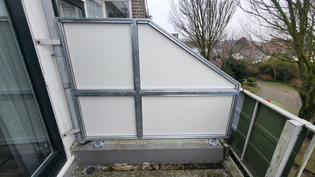 Stalen privacyscherm stevig verankerd op een terras