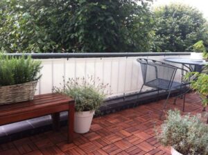 Balkondoek op maat gemonteerd op een balkon met tuinmeubels