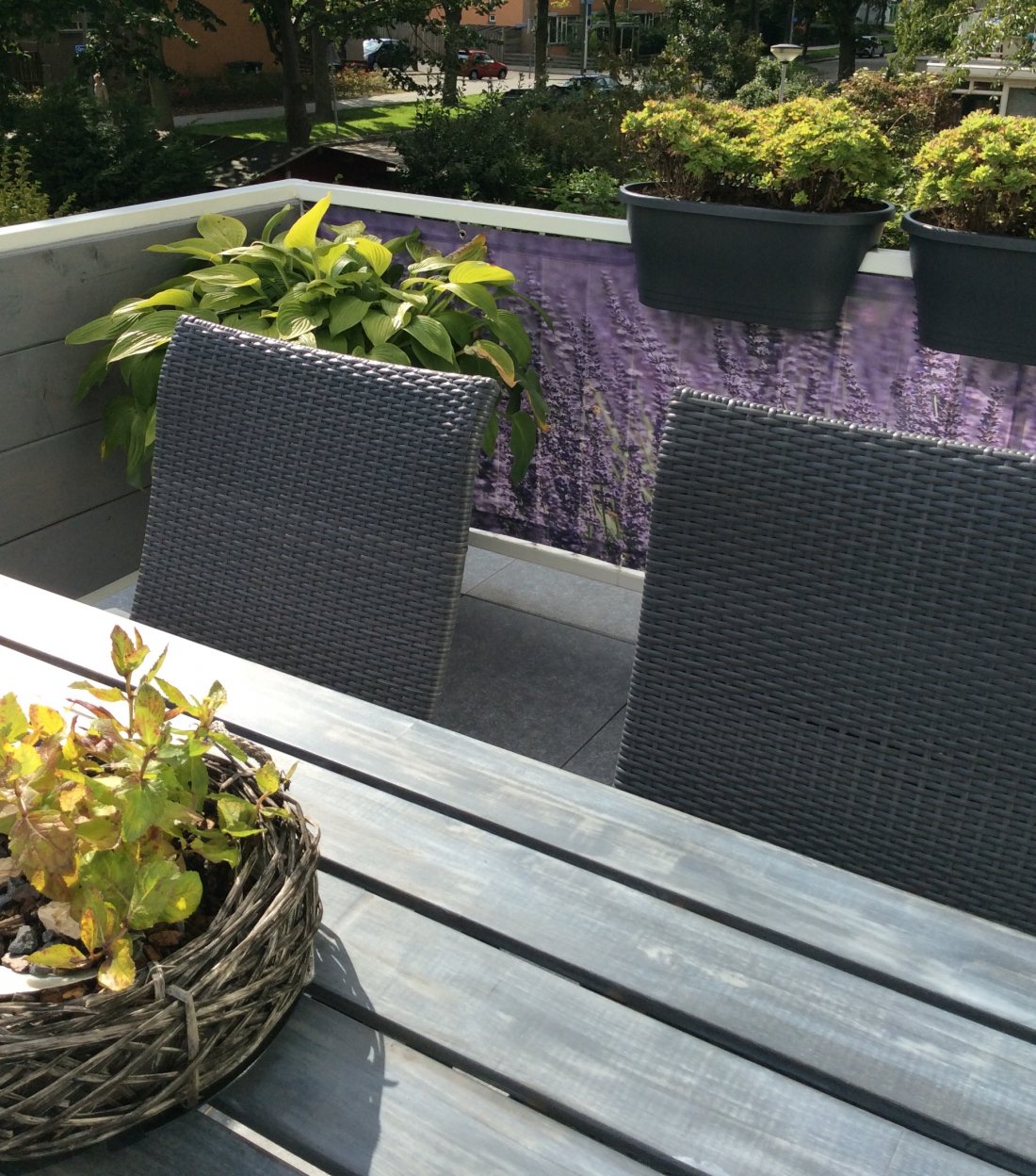Balkondoek bevestigd aan balustrade, terras van een café of restaurant