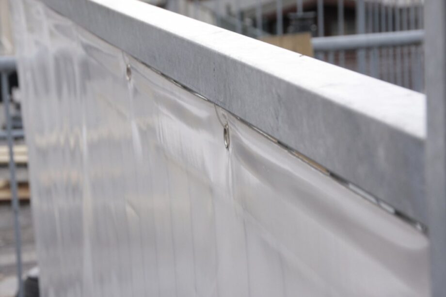 Balkon met balkondoek gestyled samen met tuinmeubilair
