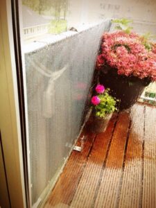 Balkondoek met kleine beschadiging, repareren van een scheur