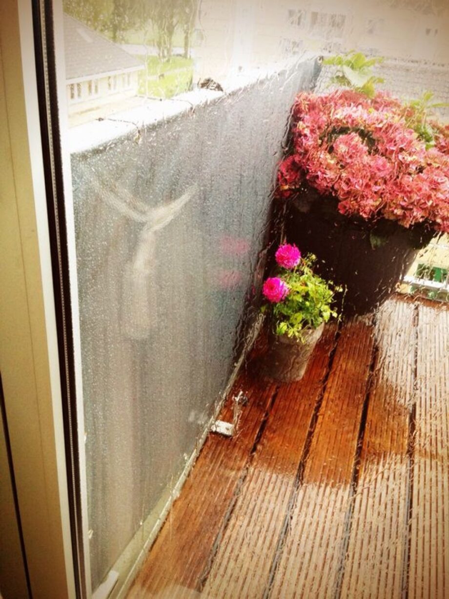 Balkondoek met kleine beschadiging, repareren van een scheur
