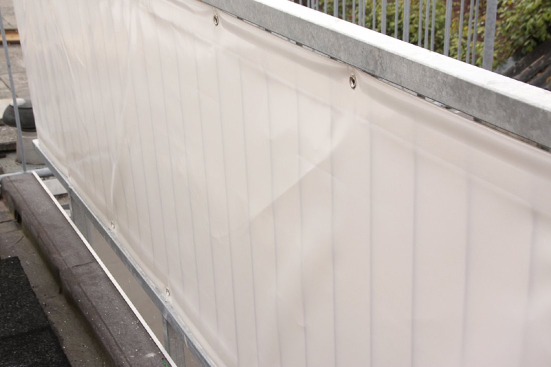 Comfortabel ingericht balkon met balkondoek voor oudere bewoners