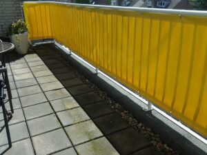 Balkondoek met sfeerverlichting, gezellig verlicht balkon in de avond