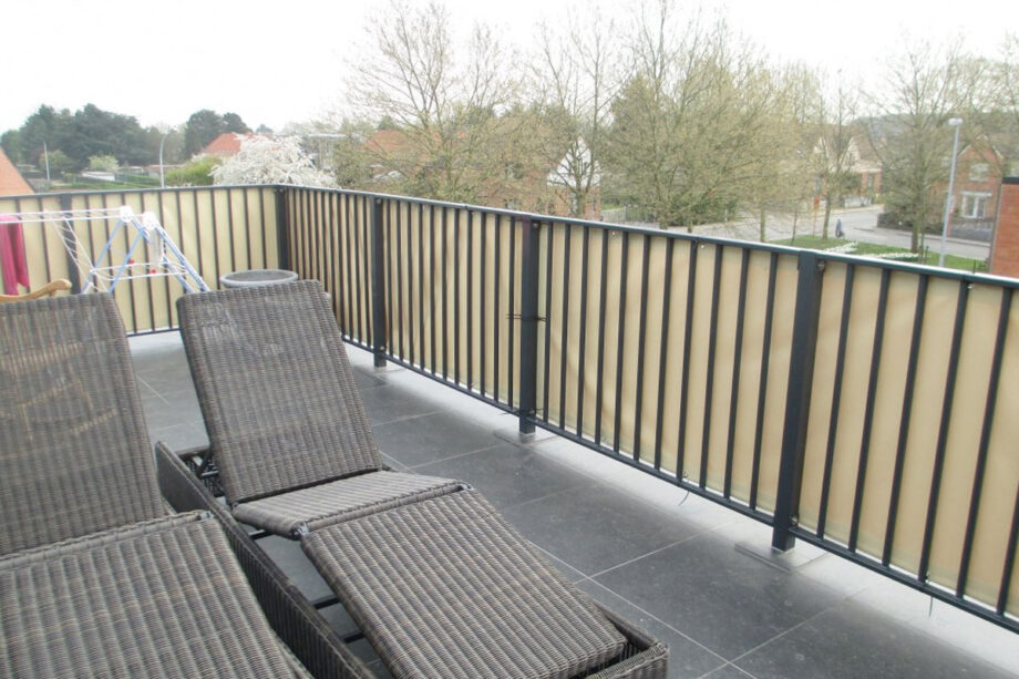 PVC zeil op maat gesneden met professioneel gereedschap