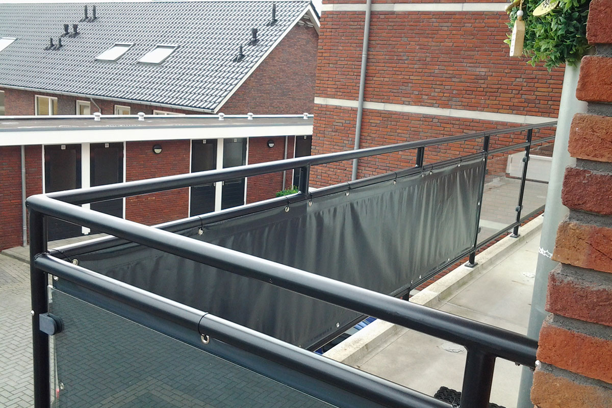 Balkondoek bevestigen met gelaste randafwerking