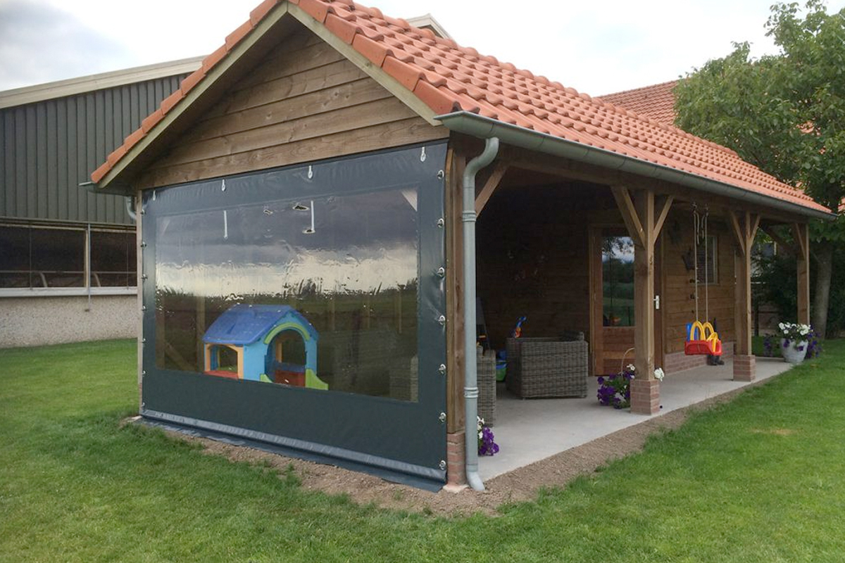 Zeil opnieuw bevestigd aan overkapping na reparatie