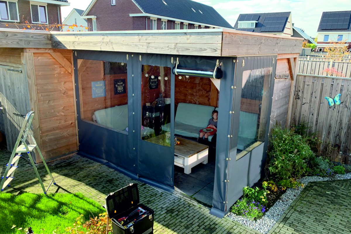 Verandazeil gecontroleerd op schade en slijtage