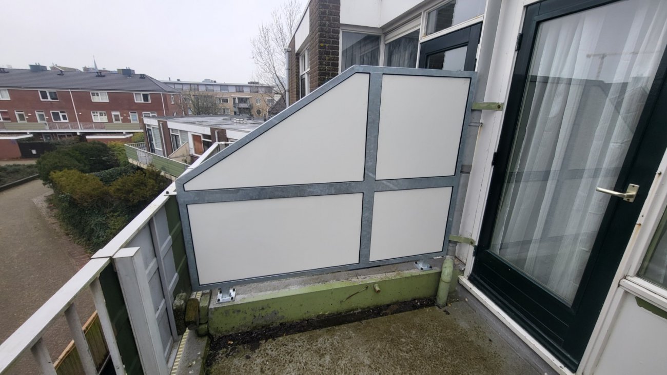 Stalen privacyscherm met glas 3