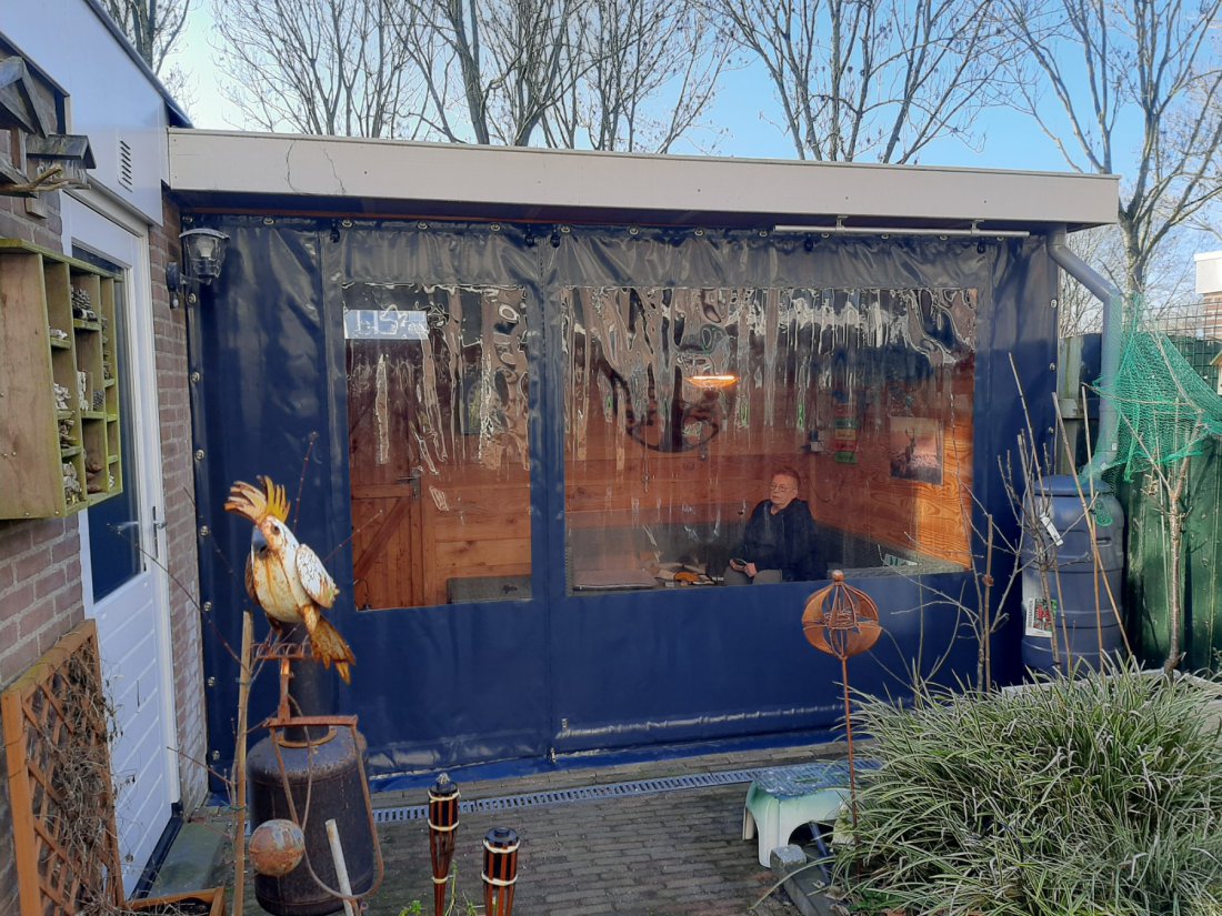 Verandadoek met ogen en haken bevestigd aan constructie
