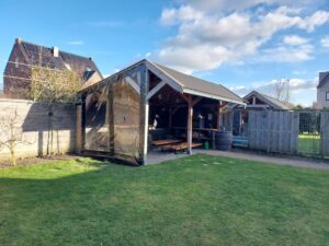 Verandadoek in neutrale kleur passend bij de gevel