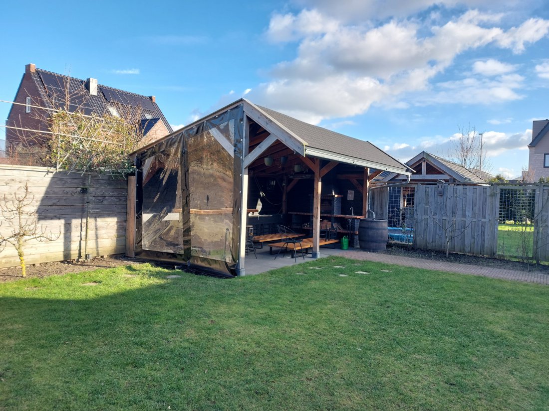Verandadoek in neutrale kleur passend bij de gevel