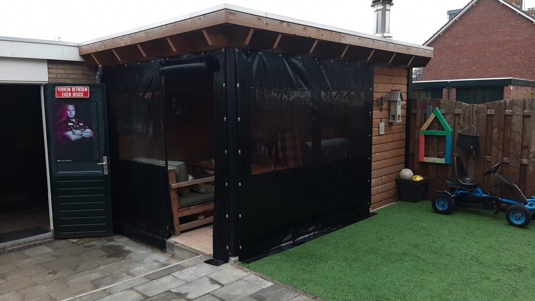 Verandadoek in donkere kleur voor strakke moderne uitstraling