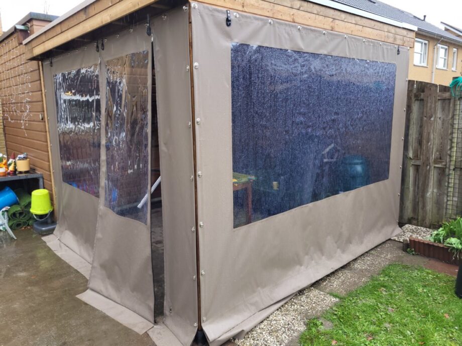 Verandadoek schoongemaakt met sopje en zachte doek