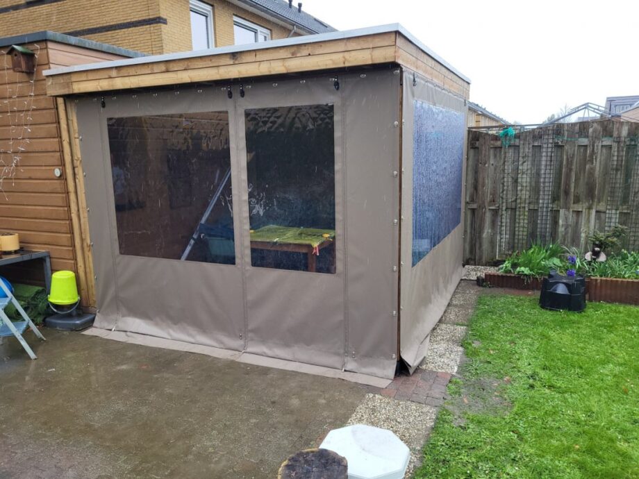 Verandadoek als betaalbaar alternatief voor glazen schuifwanden