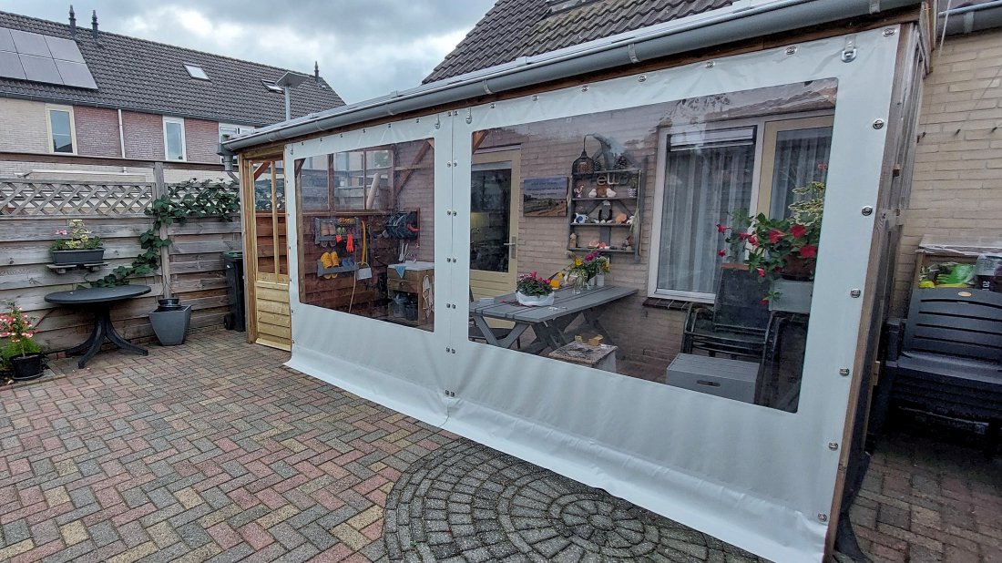 Verandadoek flexibel te openen in vergelijking met vaste glazen wand