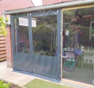Verandadoek gemonteerd aan overkapping voor meer beschutting