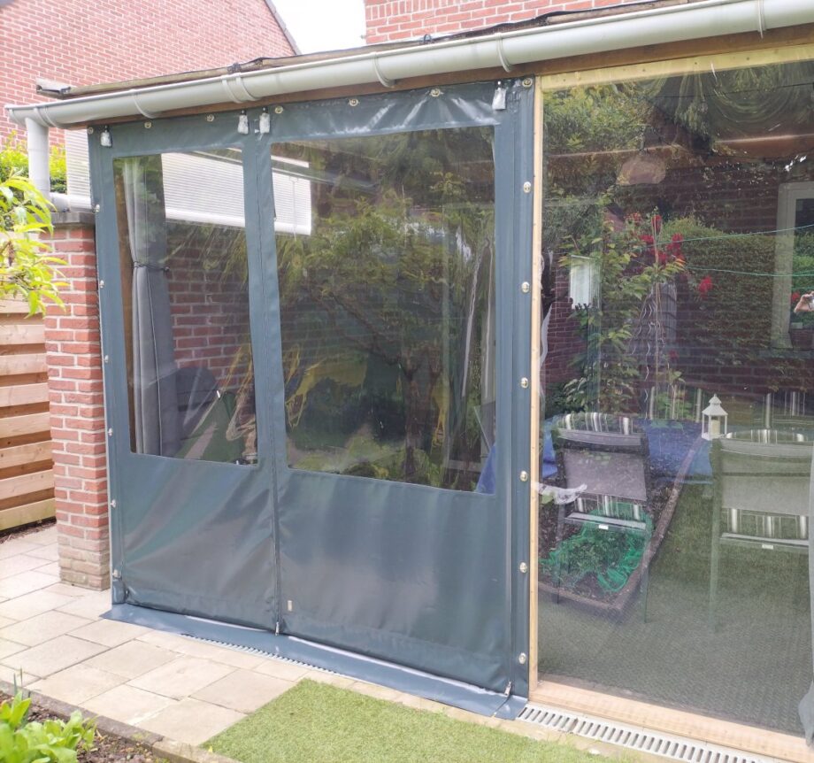 Verandadoek gemonteerd aan overkapping voor meer beschutting