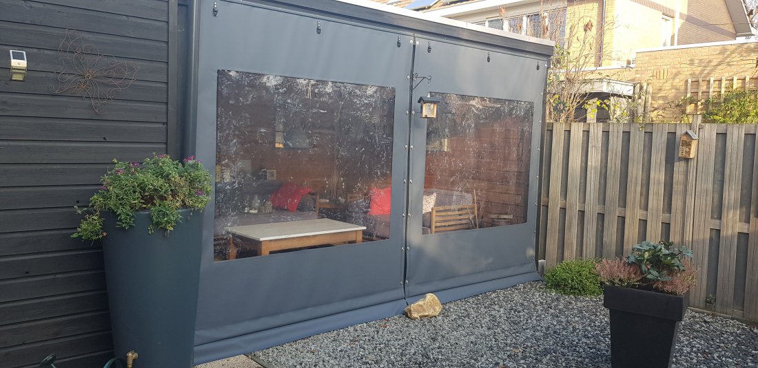 Verandadoek als bescherming tegen wind en regen op de veranda