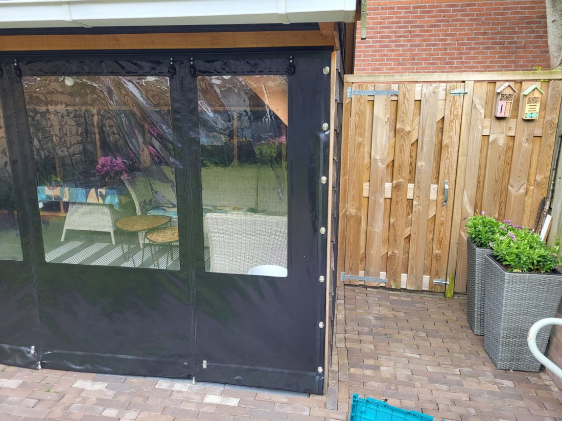 Verandadoek strak gespannen aan de zijkant van een overkapping