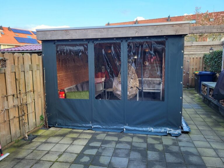 Verandadoek breekt de wind op een winderige veranda