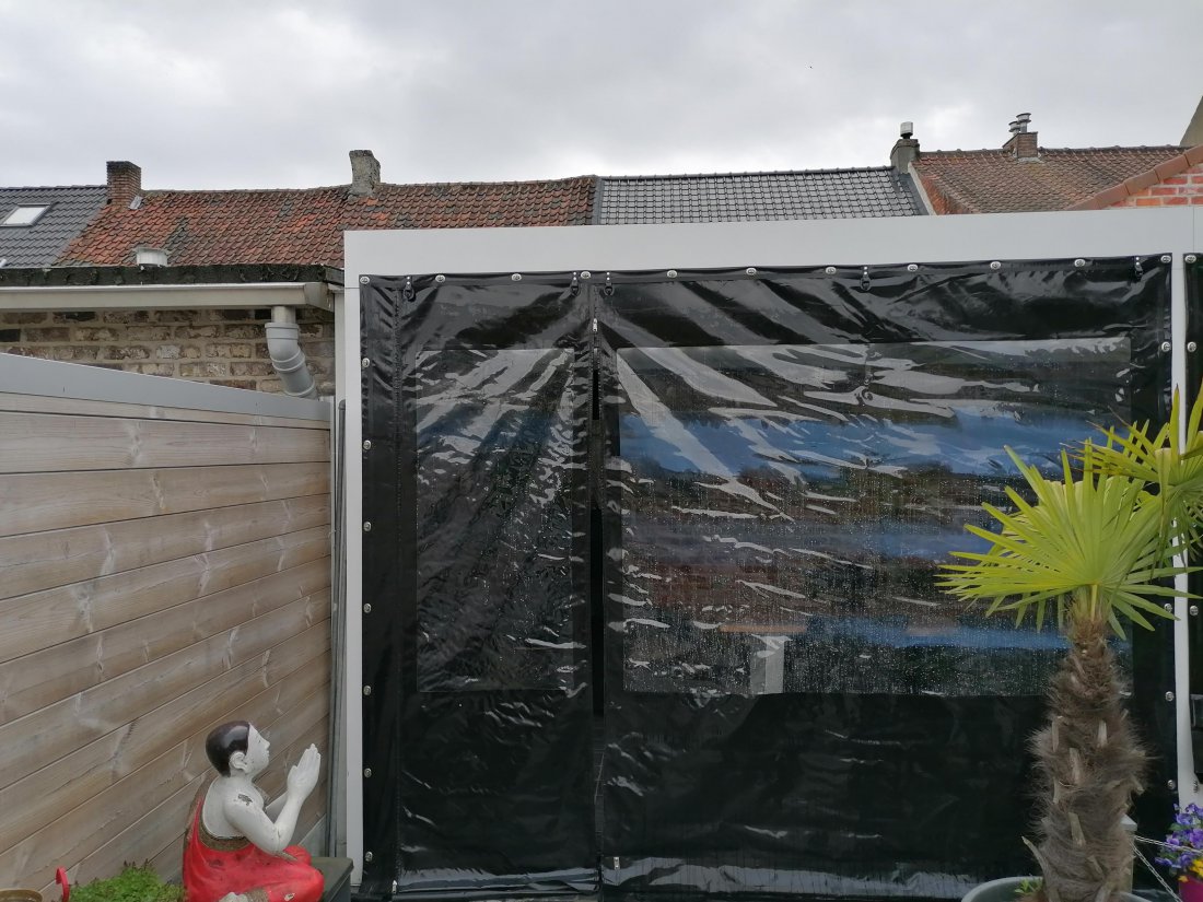 Windluwe veranda dankzij goed bevestigd verandadoek