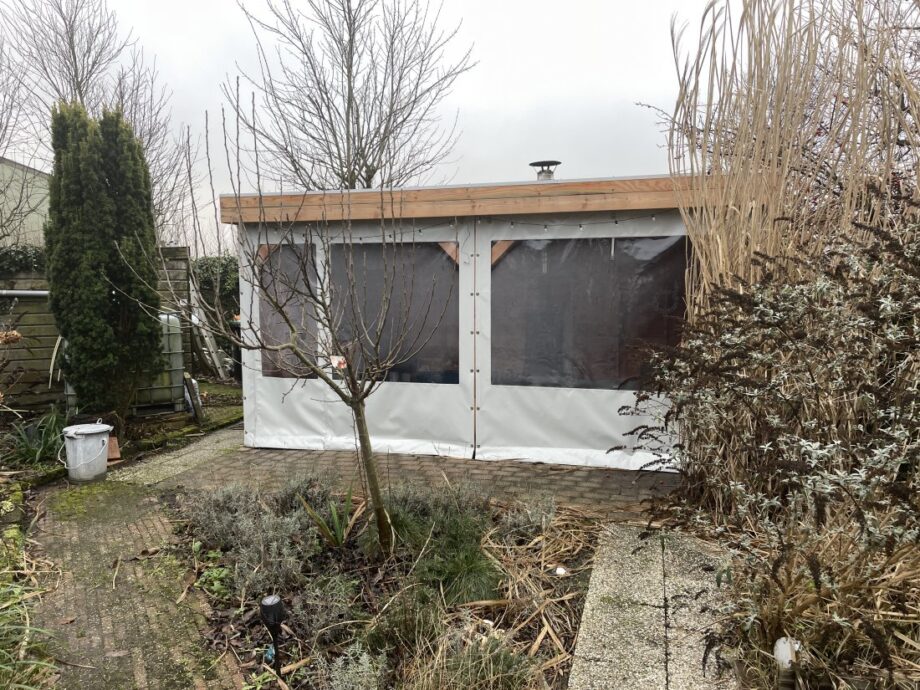 Verandadoek klaargemaakt voor de winter aan overkapping