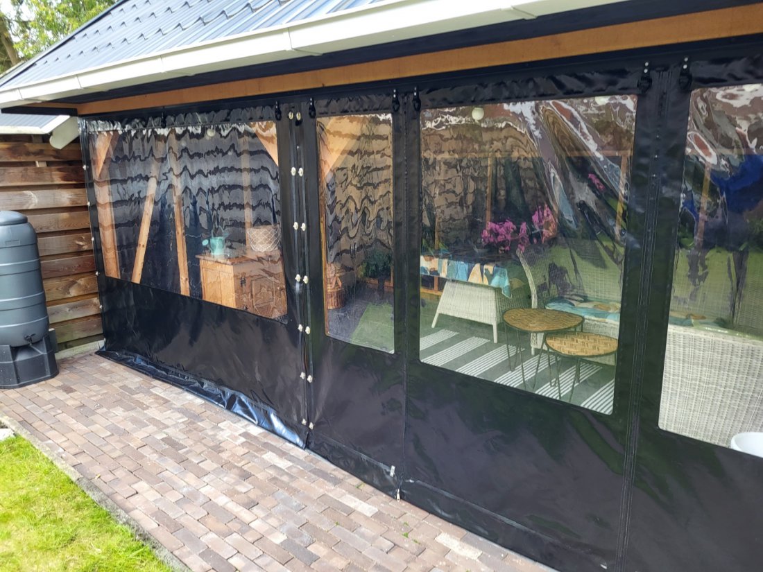Verandadoek stevig bevestigd tegen winterse windvlagen